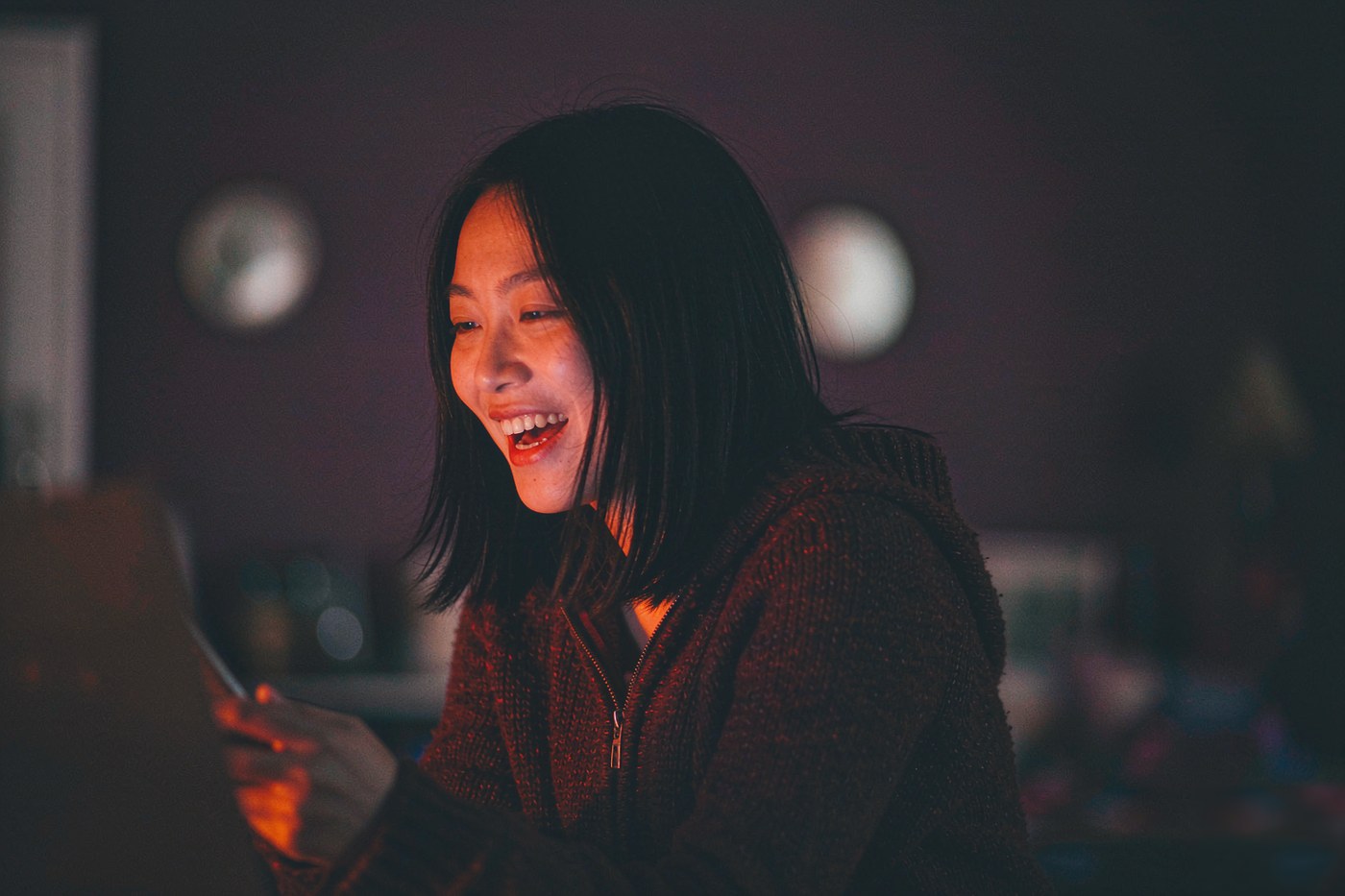 在夜间一对一视频通话中被逗笑的用户